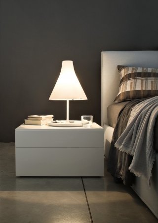 Quarantacinque di Officinadesign Lema, un classico del catalogo dell’azienda, prende il nome dalle originali giunture a 45 gradi che ne segnano i profili. Pensato per la zona notte, si contraddistingue per uno stile minimale e moderno frutto della trasposizione industriale del lavoro di ebanisteria. Perfettamente inseribile, nelle sue tre declinazioni dimensionali, in ogni ambiente della casa, è disponibile in tutte le finiture laccate opache della cartella Lemacolortrend. Misure comodino L 60 x H 35 x P 48 cm. Quarantacinque di Officinadesign Lema, un classico del catalogo dell’azienda, prende il nome dalle originali giunture a 45 gradi che ne segnano i profili. Pensato per la zona notte, si contraddistingue per uno stile minimale e moderno frutto della trasposizione industriale del lavoro di ebanisteria. Perfettamente inseribile, nelle sue tre declinazioni dimensionali, in ogni ambiente della casa, è disponibile in tutte le finiture laccate opache della cartella Lemacolortrend. Misure comodino L 60 x H 35 x P 48 cm.