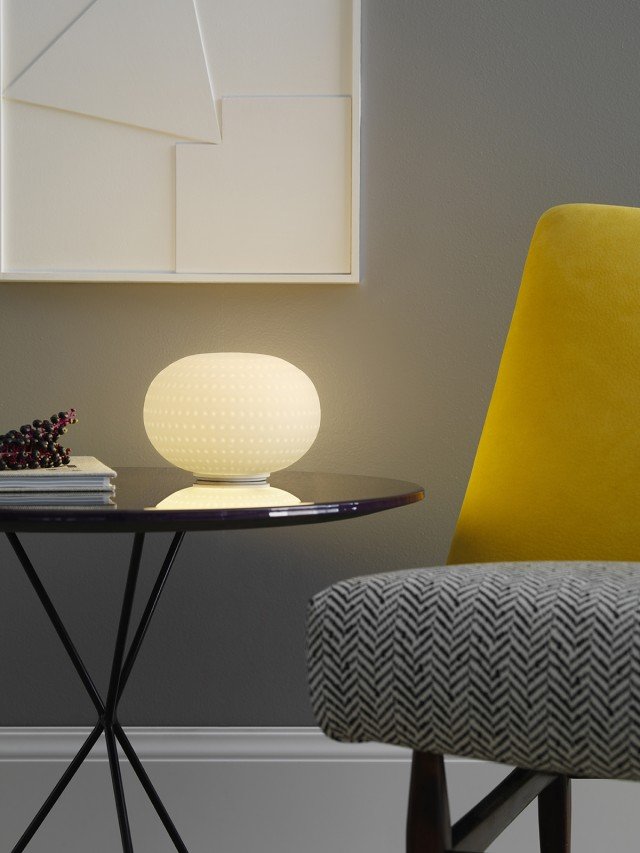 Bianca di FontanaArte (design Matti Klenell) ha il diffusore di vetro incamiciato di colore bianco latte, soffiato a fermo con finitura satinata e decorato superficialmente da delicati solchi che ricordano piccole impronte sulla neve fresca. Preziosa ed elegante, prodotta in diverse dimensioni e tipologie (anche con stelo da tavolo o da terra e a sospensione), può essere un regalo sofisticato per chi ama la giusta atmosfera nelle serate di festa. Ø 16 cm. Prezzo 260 euro. www.fontanaarte.com Bianca di FontanaArte (design Matti Klenell) ha il diffusore di vetro incamiciato di colore bianco latte, soffiato a fermo con finitura satinata e decorato superficialmente da delicati solchi che ricordano piccole impronte sulla neve fresca. Preziosa ed elegante, prodotta in diverse dimensioni e tipologie (anche con stelo da tavolo o da terra e a sospensione), può essere un regalo sofisticato per chi ama la giusta atmosfera nelle serate di festa. Ø 16 cm. Prezzo 260 euro. www.fontanaarte.com