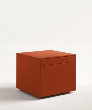 Shen (design Cairoli & Donzelli) nasconde dietro alle sue eleganti partizioni orizzontali delle maniglie basculanti che semplificano l’apertura dei cassetti senza compromettere la pulizia del disegno e dei volumi. Previsto anche in versione cassettiera, è laccato opaco nelle tinte Lemacolortrend e misura L 60 x H 35 x P 46 cm. Shen (design Cairoli & Donzelli) nasconde dietro alle sue eleganti partizioni orizzontali delle maniglie basculanti che semplificano l’apertura dei cassetti senza compromettere la pulizia del disegno e dei volumi. Previsto anche in versione cassettiera, è laccato opaco nelle tinte Lemacolortrend e misura L 60 x H 35 x P 46 cm.