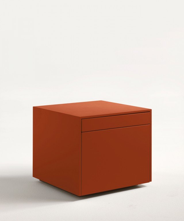 Shen (design Cairoli & Donzelli) nasconde dietro alle sue eleganti partizioni orizzontali delle maniglie basculanti che semplificano l’apertura dei cassetti senza compromettere la pulizia del disegno e dei volumi. Previsto anche in versione cassettiera, è laccato opaco nelle tinte Lemacolortrend e misura L 60 x H 35 x P 46 cm. Shen (design Cairoli & Donzelli) nasconde dietro alle sue eleganti partizioni orizzontali delle maniglie basculanti che semplificano l’apertura dei cassetti senza compromettere la pulizia del disegno e dei volumi. Previsto anche in versione cassettiera, è laccato opaco nelle tinte Lemacolortrend e misura L 60 x H 35 x P 46 cm.
