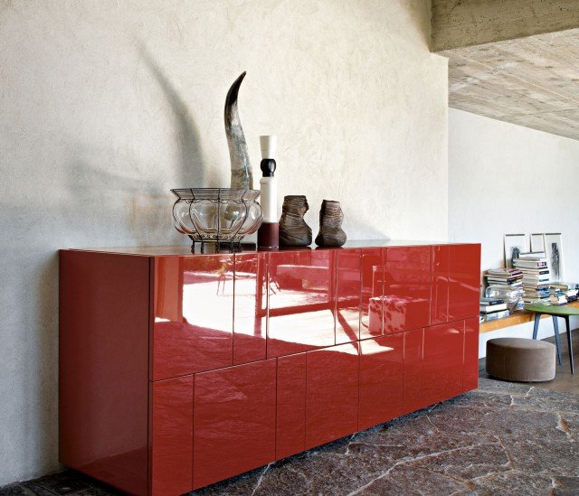 Ortelia (design Marelli e Molteni) è una madia con fronte geometricamente ripartito in “formelle” irregolari, perfetta per dare carattere alla zona giorno con una presenza elegante e al contempo vivace e squillante se scelta ad esempio in rosso come in foto. Disponibile in due misure, è dotata di sistema di apertura ad ante battenti – e cassetto per la versione più piccola – ed è proposta in laccato sia opaco sia lucido, in oltre 40 colori. L’interno è laccato opaco nello stesso colore dell’esterno, per privilegiare una raffinata continuità estetica. Misure L 174/220 x H 79 x P 52 cm. Ortelia (design Marelli e Molteni) è una madia con fronte geometricamente ripartito in “formelle” irregolari, perfetta per dare carattere alla zona giorno con una presenza elegante e al contempo vivace e squillante se scelta ad esempio in rosso come in foto. Disponibile in due misure, è dotata di sistema di apertura ad ante battenti – e cassetto per la versione più piccola – ed è proposta in laccato sia opaco sia lucido, in oltre 40 colori. L’interno è laccato opaco nello stesso colore dell’esterno, per privilegiare una raffinata continuità estetica. Misure L 174/220 x H 79 x P 52 cm.