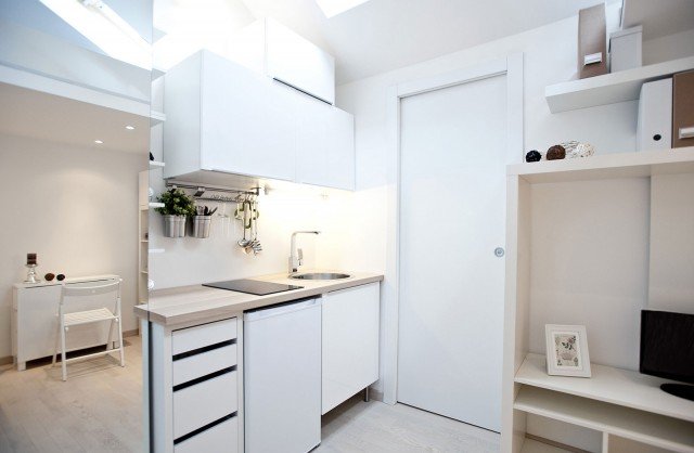 L’angolo cucina è ricavato nello stesso ambiente della zona giorno, protetto alla vista dalla profondità dell’armadio. Lo spazio disponibile è studiato al centimetro, per riuscire ad ospitare lavello, piano cottura a induzione, lavastoviglie, contenitore a cassetti e pensili, oltre a una serie di utili accessori a parete per riporre utensili o piccole stoviglie. Il candore della composizione è spezzato dal piano di lavoro di rovere chiaro, che ripropone l’effetto di calda luminosità dell’essenza del parquet di rovere sbiancato. ▪ Cucina sistema Metod di Ikea L’angolo cucina è ricavato nello stesso ambiente della zona giorno, protetto alla vista dalla profondità dell’armadio. Lo spazio disponibile è studiato al centimetro, per riuscire ad ospitare lavello, piano cottura a induzione, lavastoviglie, contenitore a cassetti e pensili, oltre a una serie di utili accessori a parete per riporre utensili o piccole stoviglie. Il candore della composizione è spezzato dal piano di lavoro di rovere chiaro, che ripropone l’effetto di calda luminosità dell’essenza del parquet di rovere sbiancato. ▪ Cucina sistema Metod di Ikea