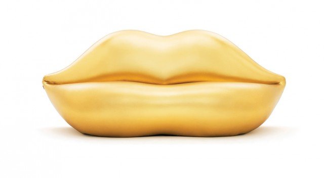Edizione limitata oro per la storica Bocca di Gufram (design Studio65), icona della Pop Art che mantiene la sua forma ispirata originalmente alle labbra rosso fuoco delle dive hollywoodiane impreziosendone l’effetto fuori scala. Di poliuretano espanso rivestito con tessuto sfoderabile è la seduta più originale e seducente per entrare da vere star nel nuovo anno. L 212 x H 85 x P 80 cm. Prezzo su richiesta. www.gufram.it Edizione limitata oro per la storica Bocca di Gufram (design Studio65), icona della Pop Art che mantiene la sua forma ispirata originalmente alle labbra rosso fuoco delle dive hollywoodiane impreziosendone l’effetto fuori scala. Di poliuretano espanso rivestito con tessuto sfoderabile è la seduta più originale e seducente per entrare da vere star nel nuovo anno. L 212 x H 85 x P 80 cm. Prezzo su richiesta. www.gufram.it