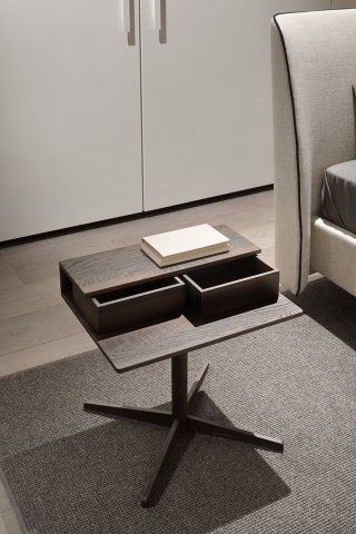 Comodino che può essere portato senza problemi anche nella zona giorno, magari a servizio del divano, Silo (design Studio Kairos) è semplice e sofisticato nel contempo: un piano di legno ripiegato a C che accoglie due cassettini con fondo in pelle – da usare liberamente come piccoli contenitori –, sostenuto da una gamba centrale con base a raggiera. Preziosamente realizzato in massello di noce Canaletto misura L 50 x H 48 x P 38 cm. Comodino che può essere portato senza problemi anche nella zona giorno, magari a servizio del divano, Silo (design Studio Kairos) è semplice e sofisticato nel contempo: un piano di legno ripiegato a C che accoglie due cassettini con fondo in pelle – da usare liberamente come piccoli contenitori –, sostenuto da una gamba centrale con base a raggiera. Preziosamente realizzato in massello di noce Canaletto misura L 50 x H 48 x P 38 cm.