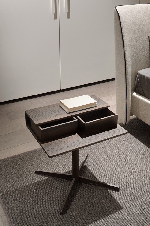 Comodino che può essere portato senza problemi anche nella zona giorno, magari a servizio del divano, Silo (design Studio Kairos) è semplice e sofisticato nel contempo: un piano di legno ripiegato a C che accoglie due cassettini con fondo in pelle – da usare liberamente come piccoli contenitori –, sostenuto da una gamba centrale con base a raggiera. Preziosamente realizzato in massello di noce Canaletto misura L 50 x H 48 x P 38 cm. Comodino che può essere portato senza problemi anche nella zona giorno, magari a servizio del divano, Silo (design Studio Kairos) è semplice e sofisticato nel contempo: un piano di legno ripiegato a C che accoglie due cassettini con fondo in pelle – da usare liberamente come piccoli contenitori –, sostenuto da una gamba centrale con base a raggiera. Preziosamente realizzato in massello di noce Canaletto misura L 50 x H 48 x P 38 cm.