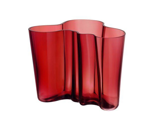 Ancora oggi soffiata a mano, la Alvar Aalto Collection di iittala è stata presentata per la prima volta all’Esposizione Universale di Parigi del 1937 e i suoi vasi sono diventati un’icona. Per ciascuno sono necessari sette artigiani esperti che lavorino in sintonia per dodici stadi produttivi e trenta ore, a una temperatura del materiale di 1000 °C. In natalizia versione red cranberry, un classico senza tempo. H 16 cm. Prezzo 269 euro. www.iittala.com Ancora oggi soffiata a mano, la Alvar Aalto Collection di iittala è stata presentata per la prima volta all’Esposizione Universale di Parigi del 1937 e i suoi vasi sono diventati un’icona. Per ciascuno sono necessari sette artigiani esperti che lavorino in sintonia per dodici stadi produttivi e trenta ore, a una temperatura del materiale di 1000 °C. In natalizia versione red cranberry, un classico senza tempo. H 16 cm. Prezzo 269 euro. www.iittala.com