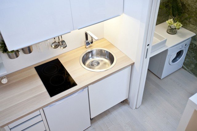 Contiguo all’angolo cucina è l’antibagno, separato dal resto della mansarda da una porta scorrevole bianca che non interrompe la prospettiva visiva e posizionato, così come il bagno, nella porzione di sottotetto più bassa. Grazie a questo piccolo ambiente di servizio, che funziona anche da mini-lavanderia, quando viene lasciata aperta la porta non si ha la percezione della presenza di un bagno, dato che lavabo e sanitari risultano tutti nascosti. Contiguo all’angolo cucina è l’antibagno, separato dal resto della mansarda da una porta scorrevole bianca che non interrompe la prospettiva visiva e posizionato, così come il bagno, nella porzione di sottotetto più bassa. Grazie a questo piccolo ambiente di servizio, che funziona anche da mini-lavanderia, quando viene lasciata aperta la porta non si ha la percezione della presenza di un bagno, dato che lavabo e sanitari risultano tutti nascosti.