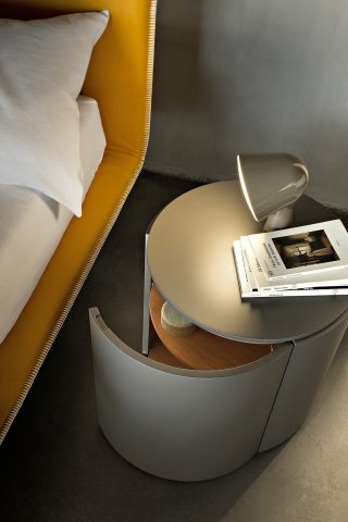 Volume puro, Top (design Ludovica e Roberto Palomba) rivela la cura del progetto nei dettagli, come l’anta curva che nasconde il vano contenitore con piano interno rotondo. Dal disegno classico senza tempo, è previsto con finitura opaca nelle molte tinte della cartella Lemacolortrend e può avere il piano d’appoggio di marmo, che ne impreziosisce l’insieme, e interni in tinta contrastante. L 45 x H 48 x P 45 cm. Volume puro, Top (design Ludovica e Roberto Palomba) rivela la cura del progetto nei dettagli, come l’anta curva che nasconde il vano contenitore con piano interno rotondo. Dal disegno classico senza tempo, è previsto con finitura opaca nelle molte tinte della cartella Lemacolortrend e può avere il piano d’appoggio di marmo, che ne impreziosisce l’insieme, e interni in tinta contrastante. L 45 x H 48 x P 45 cm.