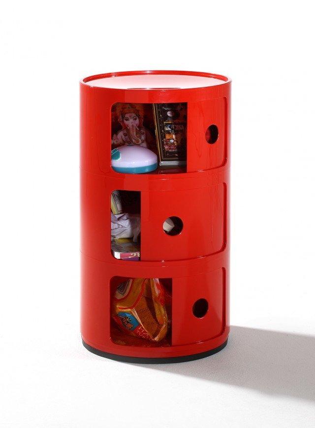 Componibile di Kartell (design Anna Castelli Ferrieri) è ormai un classico in produzione da quarant’anni e esposto nei più famosi musei di design: in questa versione di ABS rosso fuoco (reinterpretata dalla Galleria Giò Marconi per il cinquantesimo Salone del mobile di Milano) si trasforma nel complemento d’arredo perfetto per ravvivare l’atmosfera in attesa di Babbo Natale. Ø 32 cm, H 58,5 cm. Prezzo 103 euro. www.kartell.com Componibile di Kartell (design Anna Castelli Ferrieri) è ormai un classico in produzione da quarant’anni e esposto nei più famosi musei di design: in questa versione di ABS rosso fuoco (reinterpretata dalla Galleria Giò Marconi per il cinquantesimo Salone del mobile di Milano) si trasforma nel complemento d’arredo perfetto per ravvivare l’atmosfera in attesa di Babbo Natale. Ø 32 cm, H 58,5 cm. Prezzo 103 euro. www.kartell.com