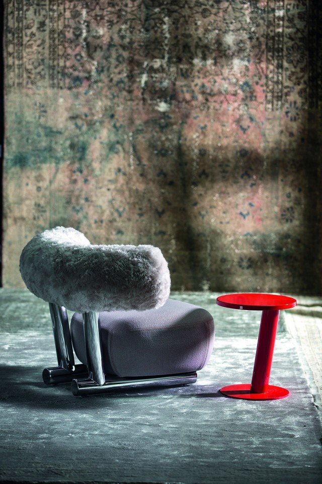 La collezione Pipe di Moroso (design Sebastian Herkner) sembra ispirata alla divisa di Santa Claus: nei colori, ma anche nelle rotondità accoglienti e affettuose. E il disegno della struttura portante in tubo d’acciaio verniciato a polvere riporta quasi all’estetica delle slitte. Il sedile è realizzato con poliuretano espanso ignifugo indeformabile a densità differenziate e fibra poliestere con struttura interna di legno, mentre lo schienale è in espanso schiumato a freddo ignifugo e fibra poliestere. Prezzo su richiesta. www.moroso.it La collezione Pipe di Moroso (design Sebastian Herkner) sembra ispirata alla divisa di Santa Claus: nei colori, ma anche nelle rotondità accoglienti e affettuose. E il disegno della struttura portante in tubo d’acciaio verniciato a polvere riporta quasi all’estetica delle slitte. Il sedile è realizzato con poliuretano espanso ignifugo indeformabile a densità differenziate e fibra poliestere con struttura interna di legno, mentre lo schienale è in espanso schiumato a freddo ignifugo e fibra poliestere. Prezzo su richiesta. www.moroso.it