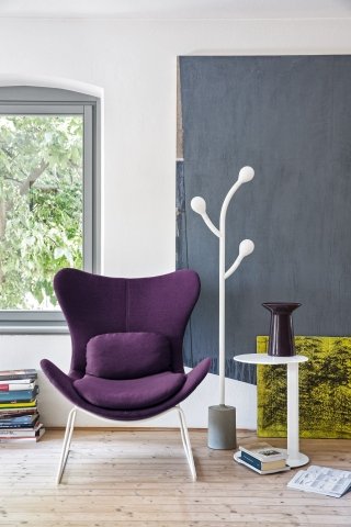 1. Lazy di Calligaris ha la scocca in schiumato rivestito in tessuto Berna melanzana e la base in tondino di metallo verniciato bianco; l’ampia seduta completa di cuscini in misto piuma la rende molto comfortevole. Misura L 89 x P 94 x H 100 cm. Prezzo 1.249 euro. www.calligaris.it 1. Lazy di Calligaris ha la scocca in schiumato rivestito in tessuto Berna melanzana e la base in tondino di metallo verniciato bianco; l’ampia seduta completa di cuscini in misto piuma la rende molto comfortevole. Misura L 89 x P 94 x H 100 cm. Prezzo 1.249 euro. www.calligaris.it