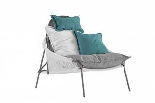 10. Traveler di Roche Bobois è una poltrona adatta per l’esterno che ha la struttura realizzata in alluminio laccato con finitura epossidica e fili di polietilene bianco. I cuscini imbottiti in mousse e Dacron sono rivestiti in tessuto Wifera e Cartenza nelle tonalità del bianco, del grigio e del celeste. Misura L 121 x P 126 x H 116 cm. Prezzo su richiesta. www.roche-bobois.com 10. Traveler di Roche Bobois è una poltrona adatta per l’esterno che ha la struttura realizzata in alluminio laccato con finitura epossidica e fili di polietilene bianco. I cuscini imbottiti in mousse e Dacron sono rivestiti in tessuto Wifera e Cartenza nelle tonalità del bianco, del grigio e del celeste. Misura L 121 x P 126 x H 116 cm. Prezzo su richiesta. www.roche-bobois.com