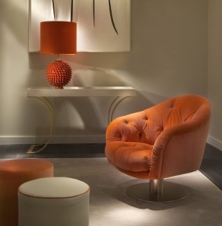 11. Garbo di Softhouse ha una linea morbida e avvolgente; la seduta e lo schienale sono rivestiti in velluto di cotone color mandarino con una lavorazione capitonné. Il piedistallo girevole è realizzato in ottone lucido con una raffinata finitura champagne. Misura L 80 x P 78 x H 80 cm. Prezzo su richiesta. www.softhouse.pisa.it 11. Garbo di Softhouse ha una linea morbida e avvolgente; la seduta e lo schienale sono rivestiti in velluto di cotone color mandarino con una lavorazione capitonné. Il piedistallo girevole è realizzato in ottone lucido con una raffinata finitura champagne. Misura L 80 x P 78 x H 80 cm. Prezzo su richiesta. www.softhouse.pisa.it