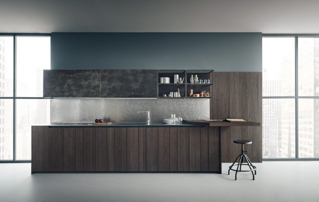 Fifty di Zampieri Cucine è un modello lineare in cui le basi con anta dogata in rovere fiammato sabbiato e ossidato, ottenute accostando listelli di dimensioni diverse, sono le protagoniste indiscusse. I pensili hanno un’originale anta metal ottenuta grazie alla verniciatura con polvere di ferro; il top è in inox vintage. Prezzo su richiesta. www.zampiericucine.it Fifty di Zampieri Cucine è un modello lineare in cui le basi con anta dogata in rovere fiammato sabbiato e ossidato, ottenute accostando listelli di dimensioni diverse, sono le protagoniste indiscusse. I pensili hanno un’originale anta metal ottenuta grazie alla verniciatura con polvere di ferro; il top è in inox vintage. Prezzo su richiesta. www.zampiericucine.it