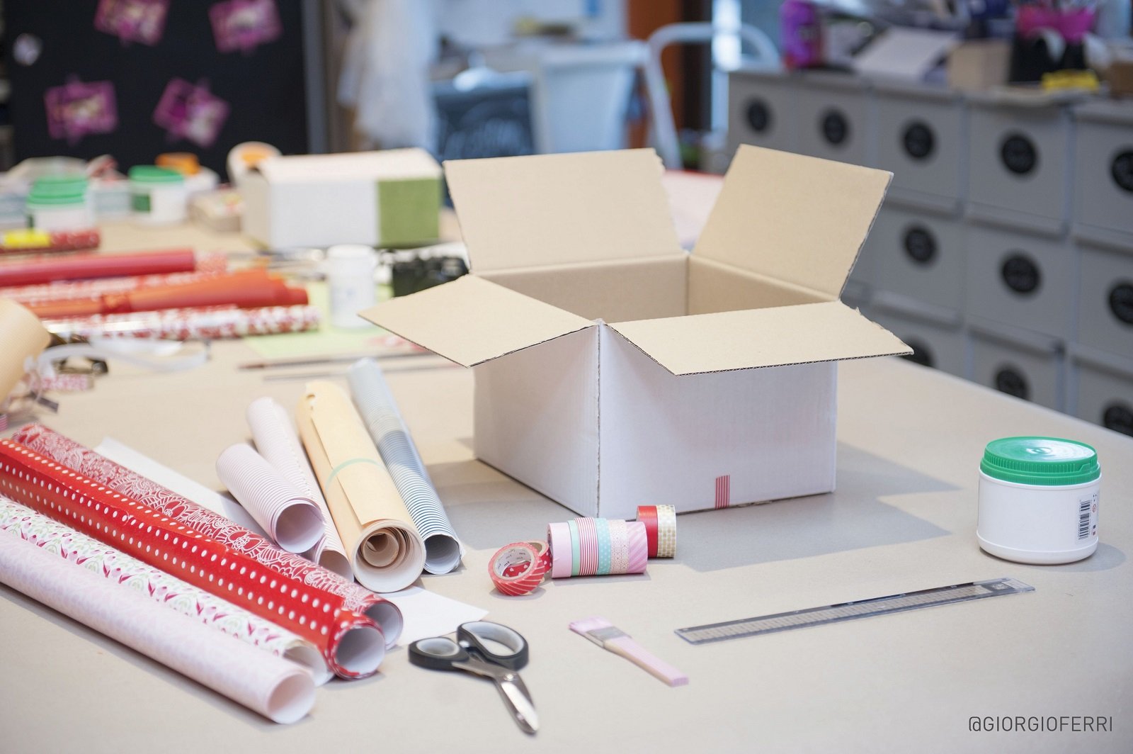 Come trasformare una scatola di cartone in un raffinato pacchetto regalo -  Cose di Casa
