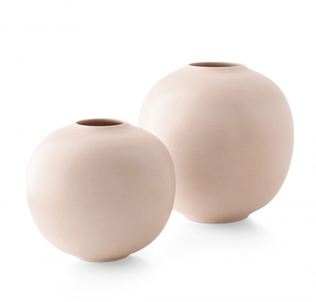2. Holly di Calligaris è un vaso bombato in ceramica con finitura opaca rosa quartz. È disponibile in due formati. Misura Ø 23 x H 23 cm e Ø 28 x H 28 cm. Prezzo rispettivamente 72 euro e 84,50 euro. www.calligaris.it 2. Holly di Calligaris è un vaso bombato in ceramica con finitura opaca rosa quartz. È disponibile in due formati. Misura Ø 23 x H 23 cm e Ø 28 x H 28 cm. Prezzo rispettivamente 72 euro e 84,50 euro. www.calligaris.it