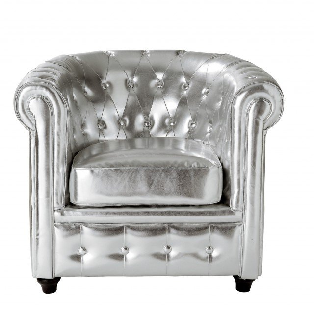 2. Chesterfield di Maisons du monde è un modello club interamente rivestito in eco pelle color argento brillante realizzata in tessuto spalmato; i piedi bassi sono in pino nero. È un pezzo estremamente scenografico! Misura L 82 x P 78 x H 75 cm. Prezzo 269,90 euro www.maisonsdumonde.com 2. Chesterfield di Maisons du monde è un modello club interamente rivestito in eco pelle color argento brillante realizzata in tessuto spalmato; i piedi bassi sono in pino nero. È un pezzo estremamente scenografico! Misura L 82 x P 78 x H 75 cm. Prezzo 269,90 euro www.maisonsdumonde.com