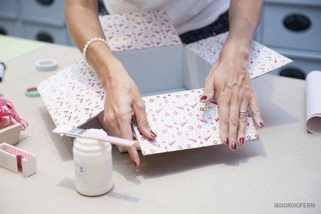 Utilizzando la tecnica del decoupage l’interno della scatola (fondo e lati) va ricoperto con una carta colorata a tinta unita o fantasia, ritagliando la misura corretta e incollandola con la colla stick. Utilizzando la tecnica del decoupage l’interno della scatola (fondo e lati) va ricoperto con una carta colorata a tinta unita o fantasia, ritagliando la misura corretta e incollandola con la colla stick.