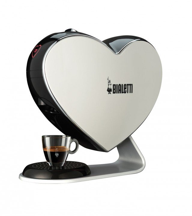 3. La macchina per caffè Cuore di Bialetti ha l’aspetto di un grande cuore bianco lucido. È in grado di garantire la perfetta estrazione del caffè e di esaltare le pregiate miscele delle sue capsule. Misura L 17,3 x P 31,5 x H 29,3 cm. Prezzo 149,90 euro. www.bialettigroup.com 3. La macchina per caffè Cuore di Bialetti ha l’aspetto di un grande cuore bianco lucido. È in grado di garantire la perfetta estrazione del caffè e di esaltare le pregiate miscele delle sue capsule. Misura L 17,3 x P 31,5 x H 29,3 cm. Prezzo 149,90 euro. www.bialettigroup.com