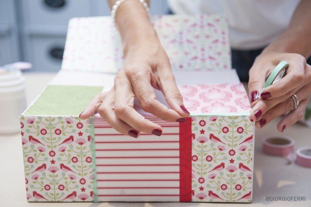 Per i lati esterni occorre realizzare un patchwork, utilizzando differenti carte colorate e ritagliando rettangoli più piccoli. I bordi vanno poi rifiniti con i washi tape, divertenti nastri adesivi colorati. Per i lati esterni occorre realizzare un patchwork, utilizzando differenti carte colorate e ritagliando rettangoli più piccoli. I bordi vanno poi rifiniti con i washi tape, divertenti nastri adesivi colorati.
