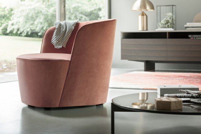 4. Felix di Lema è una poltrona di dimensione contenute che può essere sistemata facilmente in un angolo del living o in camera da letto; lo schienale curvato la rende molto confortevole. È rivestita in tessuto rosa con cuciture e impunture a vista. Misura L 75 x P 79 x H 71 cm. Prezzo 1.227 euro per la versione base. www.lemamobili.it 4. Felix di Lema è una poltrona di dimensione contenute che può essere sistemata facilmente in un angolo del living o in camera da letto; lo schienale curvato la rende molto confortevole. È rivestita in tessuto rosa con cuciture e impunture a vista. Misura L 75 x P 79 x H 71 cm. Prezzo 1.227 euro per la versione base. www.lemamobili.it
