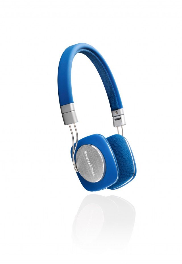 Leggere, eleganti, robuste e soprattutto estremamente compatte, la cuffie P3 di Bowers & Wilkins sono facilmente ripieghevoli per poter essere tenute in borsa o addirittura in tasca. Hanno i cuscinetti realizzati con una particolare schiuma che tende col calore ad adattarsi alla forma delle orecchie rendendo la cuffia più confortevole e migliorando le condizioni di ascolto. Prezzo 199 euro. www.bowers-wilkins.it Leggere, eleganti, robuste e soprattutto estremamente compatte, la cuffie P3 di Bowers & Wilkins sono facilmente ripieghevoli per poter essere tenute in borsa o addirittura in tasca. Hanno i cuscinetti realizzati con una particolare schiuma che tende col calore ad adattarsi alla forma delle orecchie rendendo la cuffia più confortevole e migliorando le condizioni di ascolto. Prezzo 199 euro. www.bowers-wilkins.it