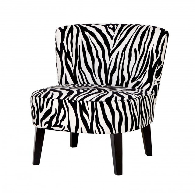 6. La poltroncina di Coincasa è interamente rivestita da uno scenografico tessuto zebrato; la struttura è in legno nero. Le dimensioni contenute permettono di inserirla anche in spazi ristretti. Misura L 64 x P 74 x H 73 cm. Prezzo 199 euro. www.coin.it 6. La poltroncina di Coincasa è interamente rivestita da uno scenografico tessuto zebrato; la struttura è in legno nero. Le dimensioni contenute permettono di inserirla anche in spazi ristretti. Misura L 64 x P 74 x H 73 cm. Prezzo 199 euro. www.coin.it