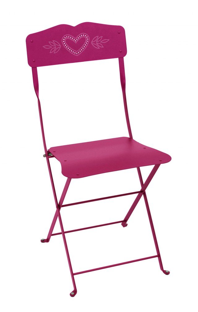 9. La sedia Coeur di Fermob ha la struttura in acciaio colorato rosa fucsia; lo schienale è decorato da un motivo a cuore tagliato al laser. È pieghevole per ottimizzare lo spazio. Misura L 40 x P 40 x H 86 cm. Prezzo 104 euro. www.fermob.com 9. La sedia Coeur di Fermob ha la struttura in acciaio colorato rosa fucsia; lo schienale è decorato da un motivo a cuore tagliato al laser. È pieghevole per ottimizzare lo spazio. Misura L 40 x P 40 x H 86 cm. Prezzo 104 euro. www.fermob.com