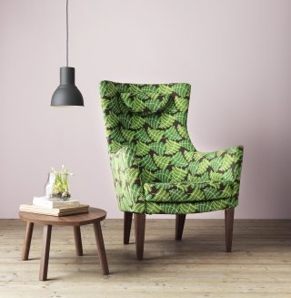 9. Stockholm di Ikea PS ha un alto e comodo schienale dotato di un poggiatesta regolabile in altezza; è imbottita in schiuma ad alta resilienza e rivestita in tessuto fantasia Mosta verde. È garantita dieci anni. Misura L 79 x P 83 x H 109 cm. Prezzo 349 euro. www.ikea.it 9. Stockholm di Ikea PS ha un alto e comodo schienale dotato di un poggiatesta regolabile in altezza; è imbottita in schiuma ad alta resilienza e rivestita in tessuto fantasia Mosta verde. È garantita dieci anni. Misura L 79 x P 83 x H 109 cm. Prezzo 349 euro. www.ikea.it