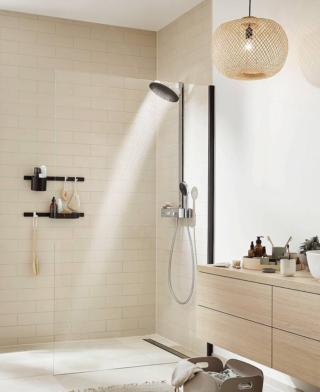 Pulsify S Showerpipe 260 2jet di Hansgrohe
(www.hansgrohe.it) ha soffione con 2 getti, intenso
o avvolgente (Ø 26 cm) e inclinabile. La colonna comprende il miscelatore termostatico e la doccetta
a 3 getti. Con finitura cromo costa 978,70 euro + Iva. Pulsify S Showerpipe 260 2jet di Hansgrohe
(www.hansgrohe.it) ha soffione con 2 getti, intenso
o avvolgente (Ø 26 cm) e inclinabile. La colonna comprende il miscelatore termostatico e la doccetta
a 3 getti. Con finitura cromo costa 978,70 euro + Iva.