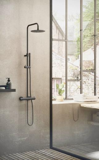 La colonna Mini Birillo ZCOL638LIQ di Paffoni
(www.paffoni.it) ha finitura
nero opaco e doccetta
dalla linea stilizzata su supporto scorrevole. È completa
di miscelatore termostatico per la regolazione della temperatura. Il soffione ha
Ø 22,5 cm. Costa 804 euro + Iva. La colonna Mini Birillo ZCOL638LIQ di Paffoni
(www.paffoni.it) ha finitura
nero opaco e doccetta
dalla linea stilizzata su supporto scorrevole. È completa
di miscelatore termostatico per la regolazione della temperatura. Il soffione ha
Ø 22,5 cm. Costa 804 euro + Iva.