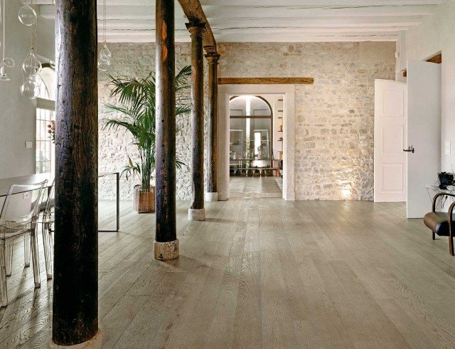 In rovere spazzolato verniciato grigio sabbia, il parquet Coll. Listoni Elite di Cadorin ha tre strati di legno massiccio ed è disponibile in più misure. www.cadoringroup.it In rovere spazzolato verniciato grigio sabbia, il parquet Coll. Listoni Elite di Cadorin ha tre strati di legno massiccio ed è disponibile in più misure. www.cadoringroup.it