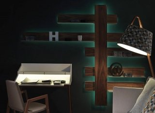 Compatto ed elegante, da sistemare in soggiorno, nell’ingresso o in camera da letto, lo scrittoio si richiude su se stesso facendo sparire tutto al suo interno. Con piano estraibile per aumentare la superficie d’apooggio è anche dotato di fori passacavi e integra un sistema di luci a led, perfetto per la postazione lavoro. Il box-scrittoio in mdf laccato bianco con gambe in noce canaletto misura L 90 x P 60 x H 85 cm e costa 1.890 euro. Bureau di Horm. www.horm.it Compatto ed elegante, da sistemare in soggiorno, nell’ingresso o in camera da letto, lo scrittoio si richiude su se stesso facendo sparire tutto al suo interno. Con piano estraibile per aumentare la superficie d’apooggio è anche dotato di fori passacavi e integra un sistema di luci a led, perfetto per la postazione lavoro. Il box-scrittoio in mdf laccato bianco con gambe in noce canaletto misura L 90 x P 60 x H 85 cm e costa 1.890 euro. Bureau di Horm. www.horm.it