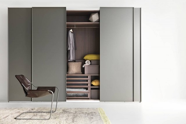 Versatile, adatto a progetti davvero “sartoriali”, l’armadio Liscia (Officinadesign Lema) – riducibile in altezza, larghezza e profondità – permette soluzioni ad angolo, a ponte, passaggi porta, nicchie e terminali. Le ante possono essere tagliate a richiesta con inclinazione secondo specifiche necessità progettuali. Versatile, adatto a progetti davvero “sartoriali”, l’armadio Liscia (Officinadesign Lema) – riducibile in altezza, larghezza e profondità – permette soluzioni ad angolo, a ponte, passaggi porta, nicchie e terminali. Le ante possono essere tagliate a richiesta con inclinazione secondo specifiche necessità progettuali.