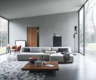 Cloud, disegnato da Francesco Rota, grazie alla varietà degli elementi permette di ottenere composizioni su misura, adatte alle proprie esigenze di comfort e di spazio. Un gioco di abbinamenti che lascia ampia libertà dimensionale oltre che materica: è infatti possibile inserire pezzi con rivestimenti e colori in contrasto, come il bracciolo centrale che può funzionare anche da piano di appoggio. Cloud, disegnato da Francesco Rota, grazie alla varietà degli elementi permette di ottenere composizioni su misura, adatte alle proprie esigenze di comfort e di spazio. Un gioco di abbinamenti che lascia ampia libertà dimensionale oltre che materica: è infatti possibile inserire pezzi con rivestimenti e colori in contrasto, come il bracciolo centrale che può funzionare anche da piano di appoggio.