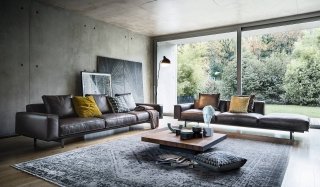 Yard, design Francesco Rota per Lema, è un divano multifunzionale, che può essere arricchito da piani di appoggio, mensole, contenitori. Accessori e cuscini sono sostenuti da una struttura a vista, su piedi giuntati da agganci a sezione triangolare. Poliuretano e piuma dei cuscini garantiscono un comfort ottimale, accresciuto dalle dimensioni generose di seduta e schienale. Yard, design Francesco Rota per Lema, è un divano multifunzionale, che può essere arricchito da piani di appoggio, mensole, contenitori. Accessori e cuscini sono sostenuti da una struttura a vista, su piedi giuntati da agganci a sezione triangolare. Poliuretano e piuma dei cuscini garantiscono un comfort ottimale, accresciuto dalle dimensioni generose di seduta e schienale.