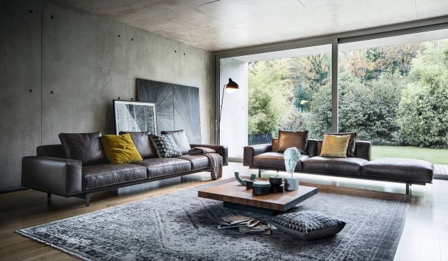 Yard, design Francesco Rota per Lema, è un divano multifunzionale, che può essere arricchito da piani di appoggio, mensole, contenitori. Accessori e cuscini sono sostenuti da una struttura a vista, su piedi giuntati da agganci a sezione triangolare. Poliuretano e piuma dei cuscini garantiscono un comfort ottimale, accresciuto dalle dimensioni generose di seduta e schienale. Yard, design Francesco Rota per Lema, è un divano multifunzionale, che può essere arricchito da piani di appoggio, mensole, contenitori. Accessori e cuscini sono sostenuti da una struttura a vista, su piedi giuntati da agganci a sezione triangolare. Poliuretano e piuma dei cuscini garantiscono un comfort ottimale, accresciuto dalle dimensioni generose di seduta e schienale.