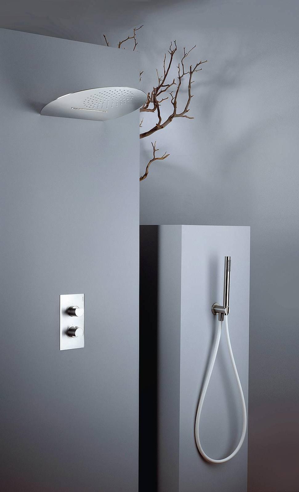 Forma semicircolare per il sottile soffione da fissare a parete
con lieve inclinazione della linea Borgia di Rubinetterie F.lli Frattini (www.frattini.it), in acciaio inox AISI 316L. Gli ugelli
sono anticalcare e il getto
è doppio, a pioggia e cascata. Misura Ø 40 cm. Costa 2.309 euro. Forma semicircolare per il sottile soffione da fissare a parete
con lieve inclinazione della linea Borgia di Rubinetterie F.lli Frattini (www.frattini.it), in acciaio inox AISI 316L. Gli ugelli
sono anticalcare e il getto
è doppio, a pioggia e cascata. Misura Ø 40 cm. Costa 2.309 euro.