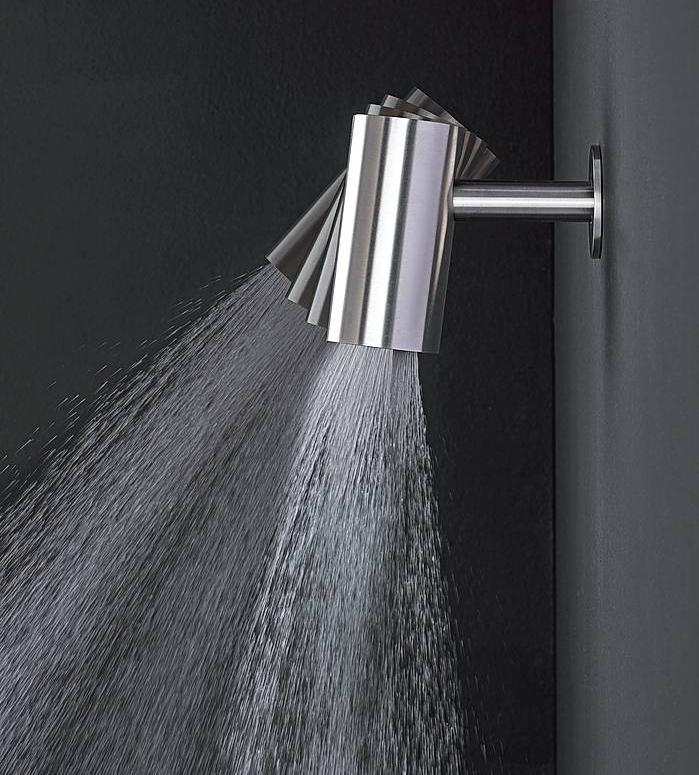 Spot della collezione Q316 di Zazzeri (www.zazzeri.it) si compone di un elemento cilindrico che misura Ø 6 x H 12 cm. È in acciaio inox spazzolato
e ha 3 getti basculanti aerati provvisti di sistema anticalcare.
Il braccio si fissa a parete
ed è orientabile. Costa 567 euro. Spot della collezione Q316 di Zazzeri (www.zazzeri.it) si compone di un elemento cilindrico che misura Ø 6 x H 12 cm. È in acciaio inox spazzolato
e ha 3 getti basculanti aerati provvisti di sistema anticalcare.
Il braccio si fissa a parete
ed è orientabile. Costa 567 euro.