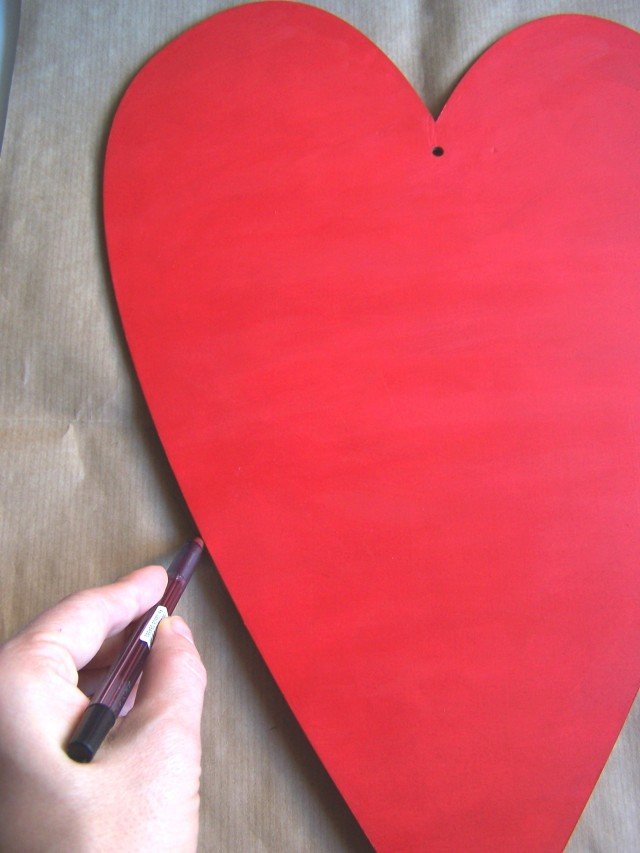 Ora va disegnata la sagoma dell’ingombro dello specchio. Poggiare la base di legno su un foglio di carta e con la matita disegnare la forma (Foto 2). Ora va disegnata la sagoma dell’ingombro dello specchio. Poggiare la base di legno su un foglio di carta e con la matita disegnare la forma (Foto 2).