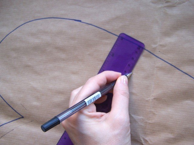 Con l’aiuto di righello e matita, realizzare un cuore più piccolo all’interno di questa forma, lasciando un bordo di 3,5 cm (Foto 3). Con l’aiuto di righello e matita, realizzare un cuore più piccolo all’interno di questa forma, lasciando un bordo di 3,5 cm (Foto 3).