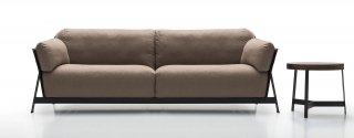 Ha la struttura a vista in metallo con finitura bronzo, i braccioli rivestiti in cuoio e i cuscini di seduta e schienale in poliuretano espanso e piumafill il divano che misura L 230 x P 93 x H 82 cm. Prezzo in via di definizione Kanaha di Ditre Italia. www.ditreitalia.it Ha la struttura a vista in metallo con finitura bronzo, i braccioli rivestiti in cuoio e i cuscini di seduta e schienale in poliuretano espanso e piumafill il divano che misura L 230 x P 93 x H 82 cm. Prezzo in via di definizione Kanaha di Ditre Italia. www.ditreitalia.it
