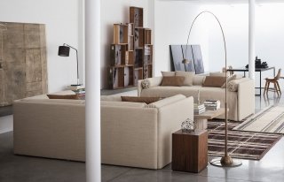 Il divano ha la struttura rivestita con un basco in tessuto che nasconde il vano inferiore attrezzabile con un letto estraibile; nella misura L 200 x P 98 x H 90 cm con rivestimento base, compreso materasso da 85 x 200 cm costa 2.695 euro Duetto di Flou. www.flou.it Il divano ha la struttura rivestita con un basco in tessuto che nasconde il vano inferiore attrezzabile con un letto estraibile; nella misura L 200 x P 98 x H 90 cm con rivestimento base, compreso materasso da 85 x 200 cm costa 2.695 euro Duetto di Flou. www.flou.it