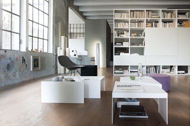 Questa composizione Selecta (Officinadesign Lema), laccata bianco opaco, con elementi a giorno e chiusi, separa due ambienti di un’ampia zona giorno senza la necessità di una parete vera e propria, riuscendo sia a organizzare libri, giornali, documenti come una libreria, sia a contenere tutti gli apparecchi elettronici. Il televisore è infatti celato dietro alla grande anta scorrevole e nel vano sottostante trovano posto tutti i relativi elementi hi-fi. Ricevitore e ripetitore garantiscono un ottimale controllo della strumentazione tecnica (lettore dvd, decoder, tv) anche ad ante chiuse. Questa composizione Selecta (Officinadesign Lema), laccata bianco opaco, con elementi a giorno e chiusi, separa due ambienti di un’ampia zona giorno senza la necessità di una parete vera e propria, riuscendo sia a organizzare libri, giornali, documenti come una libreria, sia a contenere tutti gli apparecchi elettronici. Il televisore è infatti celato dietro alla grande anta scorrevole e nel vano sottostante trovano posto tutti i relativi elementi hi-fi. Ricevitore e ripetitore garantiscono un ottimale controllo della strumentazione tecnica (lettore dvd, decoder, tv) anche ad ante chiuse.