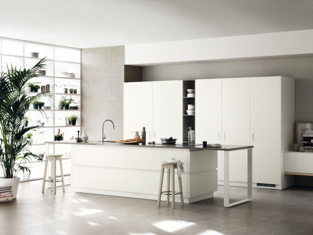 cucina con grande isola bianca Foodshelf di Scavolini cucina con grande isola bianca Foodshelf di Scavolini
