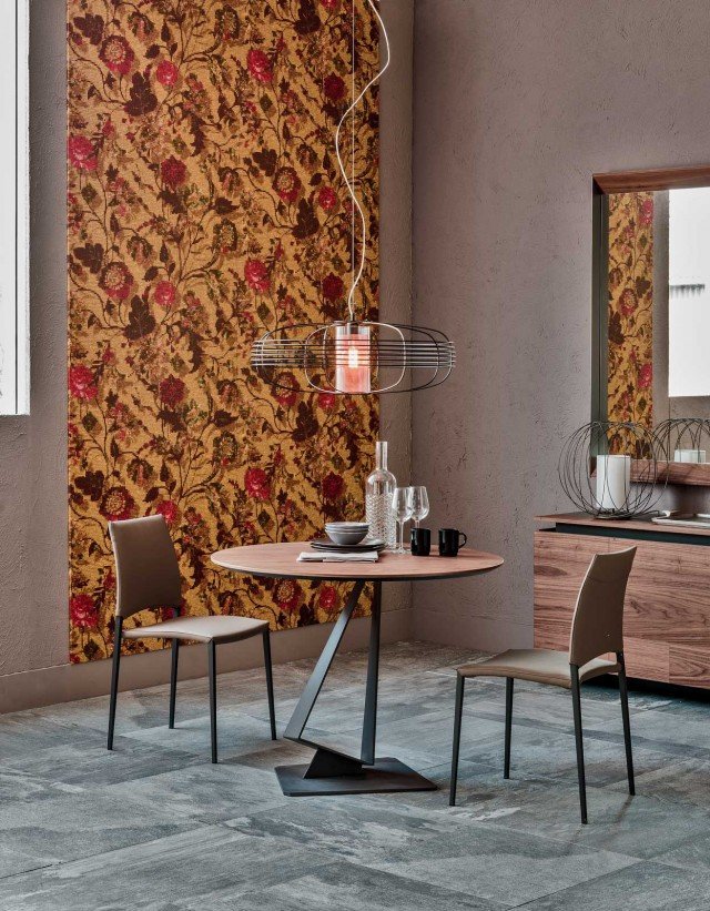 Roger di Cattelan Italia ha il piano realizzato in pregiato noce Canaletto; la base sagomata come una scultura contemporanea è in metallo laccato grafite. Misura ø 80 x H 74 cm. Prezzo 753 euro per la versione base. www.cattelanitalia.it Roger di Cattelan Italia ha il piano realizzato in pregiato noce Canaletto; la base sagomata come una scultura contemporanea è in metallo laccato grafite. Misura ø 80 x H 74 cm. Prezzo 753 euro per la versione base. www.cattelanitalia.it