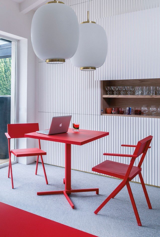 Mia di Emu è un modello quadrato rosso lacca con il piano realizzato in lamiera zincata a caldo, la struttura è in tubolare di acciaio; può essere utilizzato anche all'esterno. Misura L 75 x P 75 x H 105 cm. Prezzo 375 euro. www.emu.it Mia di Emu è un modello quadrato rosso lacca con il piano realizzato in lamiera zincata a caldo, la struttura è in tubolare di acciaio; può essere utilizzato anche all'esterno. Misura L 75 x P 75 x H 105 cm. Prezzo 375 euro. www.emu.it