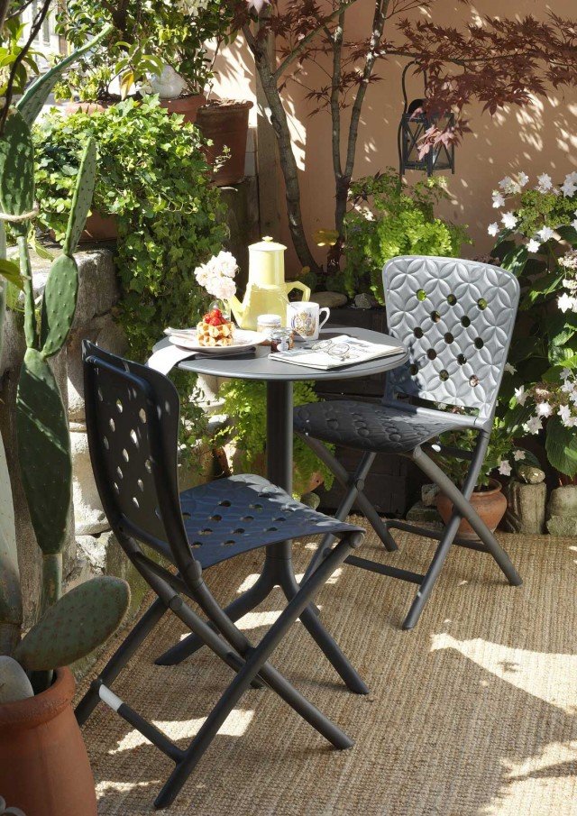 Spritz di Nardi Garden è solido e resistente: è interamente realizzato in resina fiber-glass antracite che resiste agli agenti atmosferici. Il sostegno a tre gambe lo rende stabile. Misura ø 60,5 x H 76,5 cm. Prezzo 66 euro. www.nardigarden.com Spritz di Nardi Garden è solido e resistente: è interamente realizzato in resina fiber-glass antracite che resiste agli agenti atmosferici. Il sostegno a tre gambe lo rende stabile. Misura ø 60,5 x H 76,5 cm. Prezzo 66 euro. www.nardigarden.com