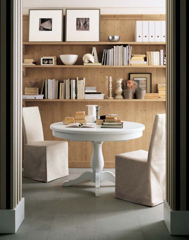 Il tavolo di Scandola è interamente realizzato in legno di abete massello spazzolato in una delicata finitura bianco perla che ne sottolinea la linea classica ed elegante; è allungabile. Misura ø 120/160 x H 77,5 cm. Prezzo 1.601,86 euro. www.scandolamobili.it Il tavolo di Scandola è interamente realizzato in legno di abete massello spazzolato in una delicata finitura bianco perla che ne sottolinea la linea classica ed elegante; è allungabile. Misura ø 120/160 x H 77,5 cm. Prezzo 1.601,86 euro. www.scandolamobili.it