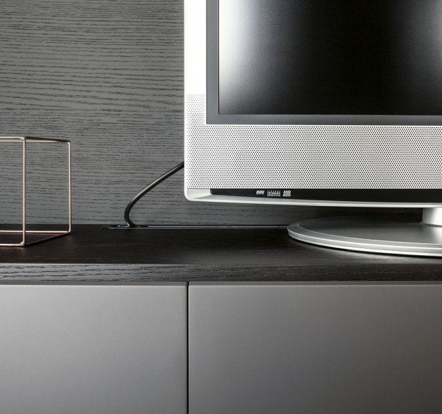 Capace di svilupparsi con il rigore di una geometria perfetta e allo stesso tempo con la creatività di una struttura libera, Selecta di Officinadesign Lema permette di arredare ambienti eleganti e raffinati dedicati all’intrattenimento, oppure funzionali e superattrezzati da adibire ad home office, grazie a soluzioni versatili come elementi passacavi (nella foto), portacomputer, interruttori e canali elettrificati. Capace di svilupparsi con il rigore di una geometria perfetta e allo stesso tempo con la creatività di una struttura libera, Selecta di Officinadesign Lema permette di arredare ambienti eleganti e raffinati dedicati all’intrattenimento, oppure funzionali e superattrezzati da adibire ad home office, grazie a soluzioni versatili come elementi passacavi (nella foto), portacomputer, interruttori e canali elettrificati.